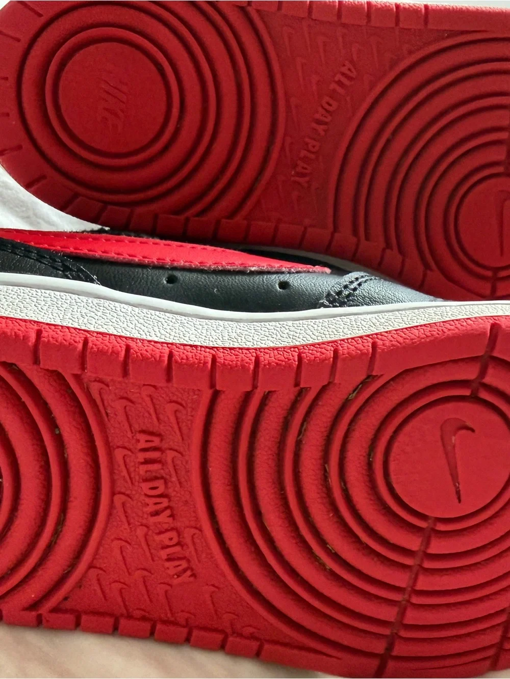 Nike Kids Red and Black Low-Top Sneakers